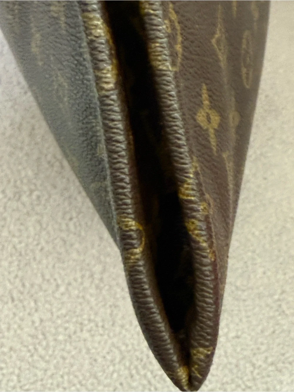 Louis Vuitton Vintage 1986 Zip Folio/tablet case. Zipper runs very smoothly.